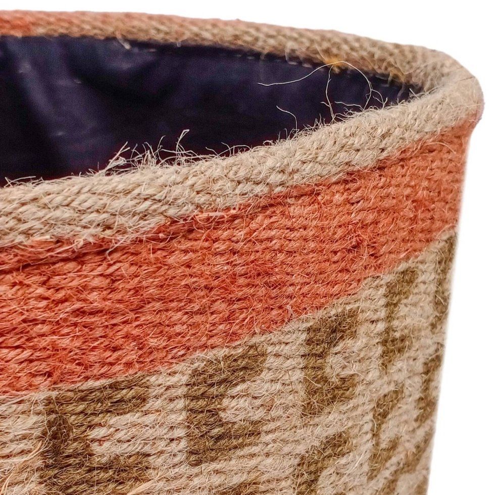 Okrągły kosz z juty kilim z pomarańczową obwódką - obrazek 3