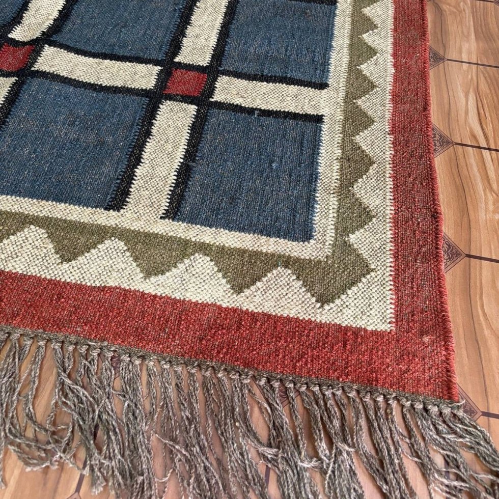 Dywan kilim z wełnianej juty z czerwoną obwódką - obrazek 5