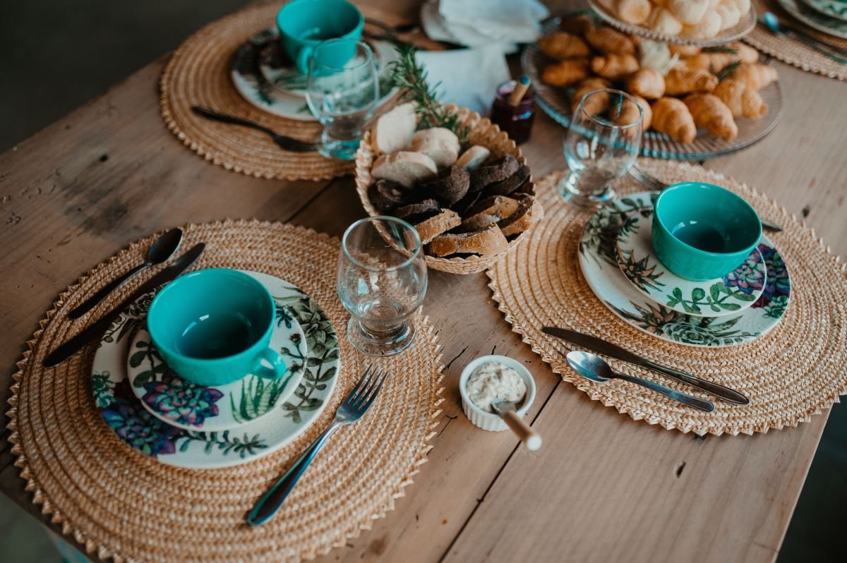 Przewodnik po rozmiarach podkładek jutowych: Jak wybrać odpowiedni rozmiar do swojego stołu jute placemats styling 1